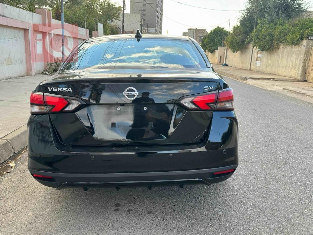 نيسان فيرسا